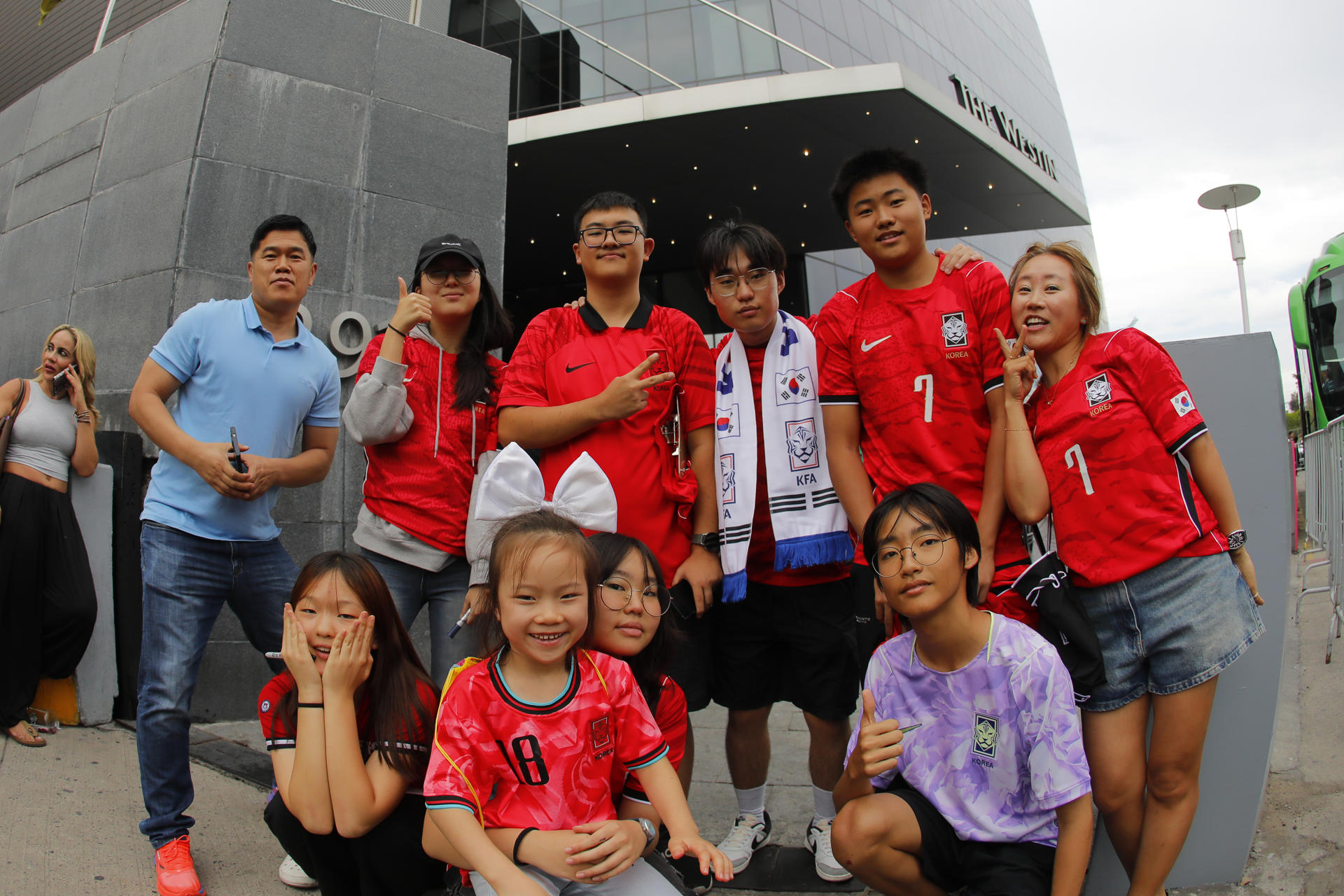 Aficionados coreanos recibieron en el hotel de concentración a la selección de Corea del Sur, este miércoles en Guadalajara, Jalisco (México). EFE/ Francisco Guasco

