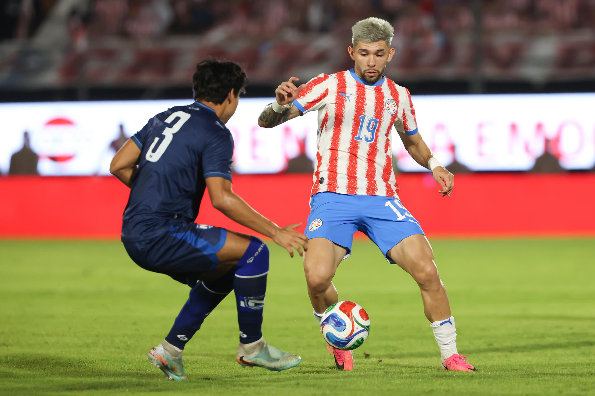 Julio Enciso (d), de Paraguay, disputa un balón con Joab Gutiérrez, de Nicaragua, en un partido amistoso entre Paraguay y Nicaragua previo a la Copa Mundial de Fútbol 2026 en el estadio Defensores del Chaco en Asunción (Paraguay). EFE/ Juan Pablo Pino
