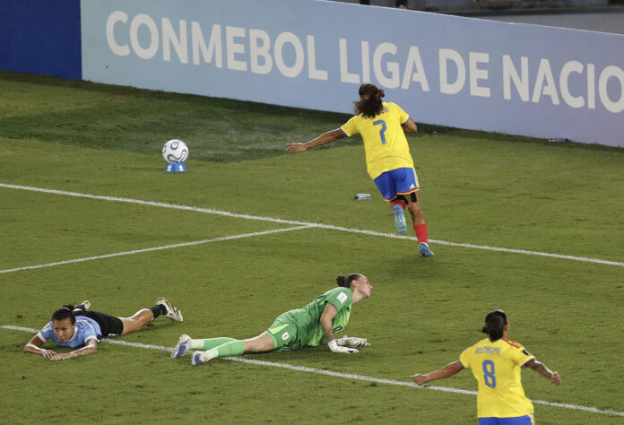 Gisela Robledo (c-arriba), de Colombia, celebra un gol en un partido de la Liga de Naciones entre Colombia y Uruguay en el estadio Pascual Guerrero en Cali (Colombia). EFE/ Ernesto Guzmán Jr.
