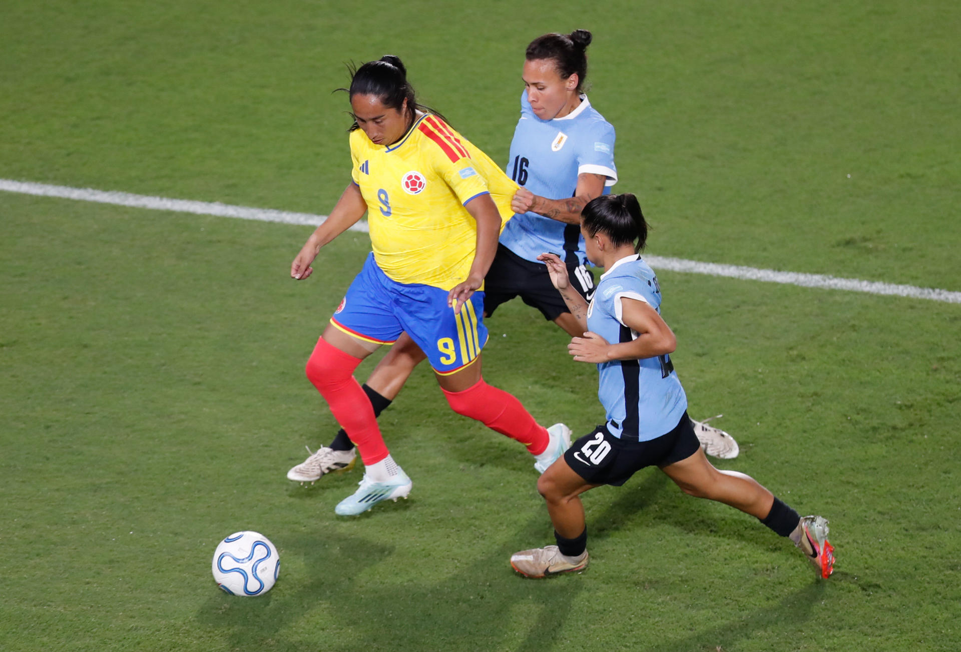 Mayra Ramírez (i), de Colombia, disputa un balón con Yannel Correa (c-arriba) y Ángela Gómez, de Uruguay, en un partido de la Liga de Naciones entre Colombia y Uruguay en el estadio Pascual Guerrero en Cali (Colombia). EFE/ Ernesto Guzmán Jr.

