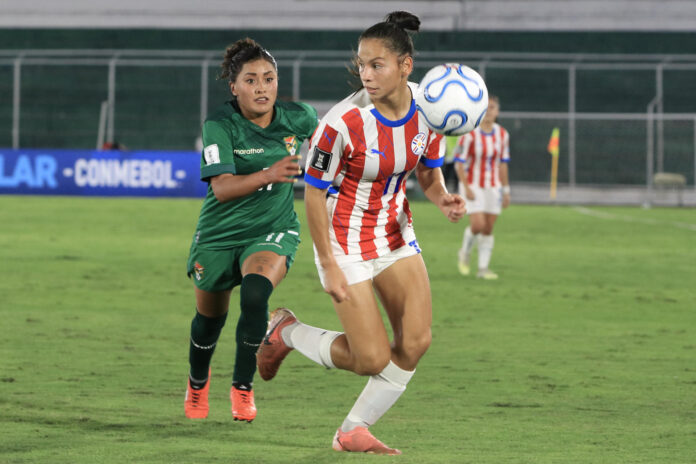 Claudia Martínez, de Paraguay (d), disputa el balón con Ilsen Rodríguez, de Bolivia, en un partido de la Liga de Naciones entre Bolivia y Paraguay en el estadio Ramón Tahuichi Aguilera Costas, en Santa Cruz (Bolivia). EFE/ Juan Carlos Torrejón
