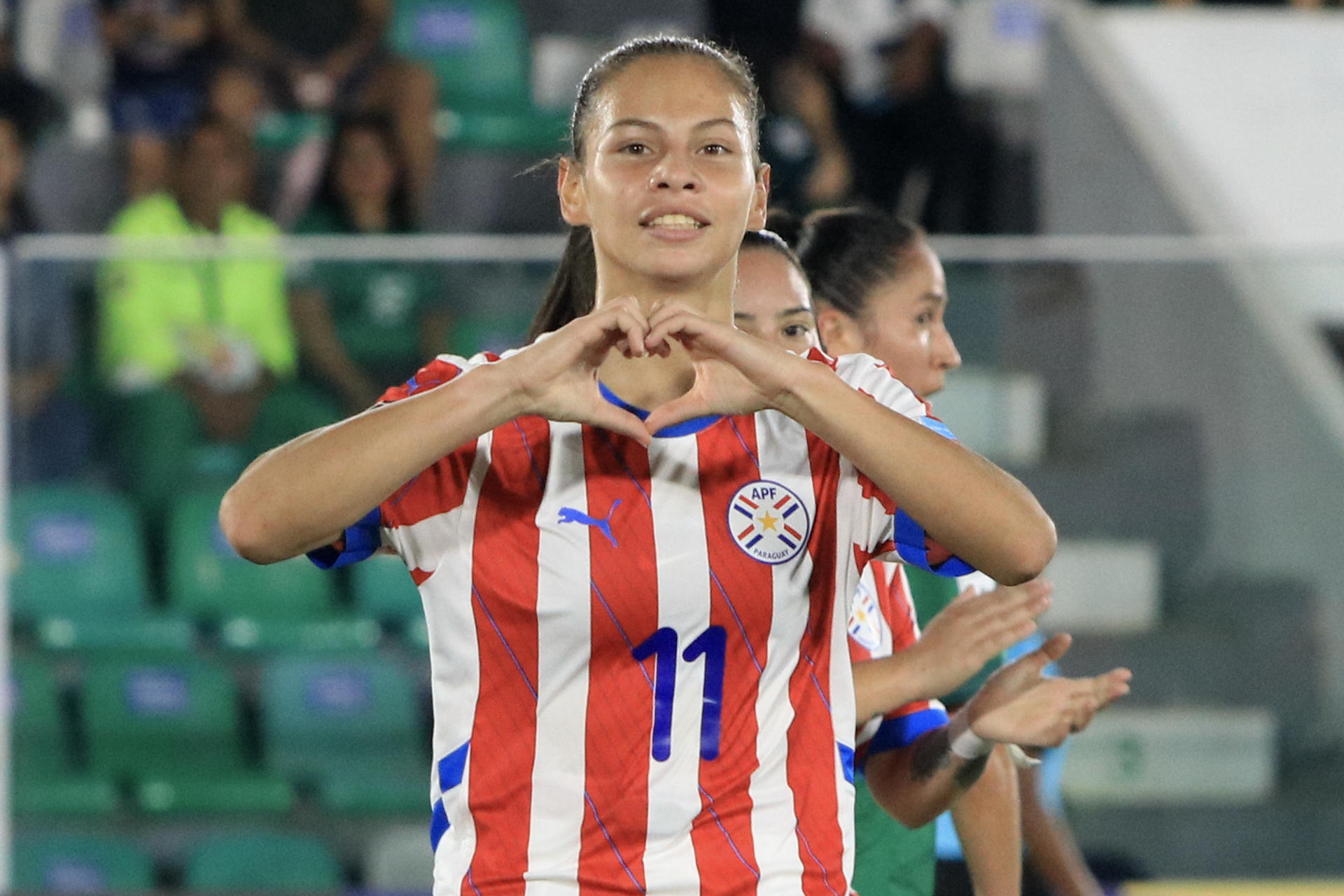 Claudia Martínez, de Paraguay, celebra un gol en un partido de la Liga de Naciones entre Bolivia y Paraguay en el estadio Ramón Tahuichi Aguilera Costas, en Santa Cruz (Bolivia). EFE/ Juan Carlos Torrejón
