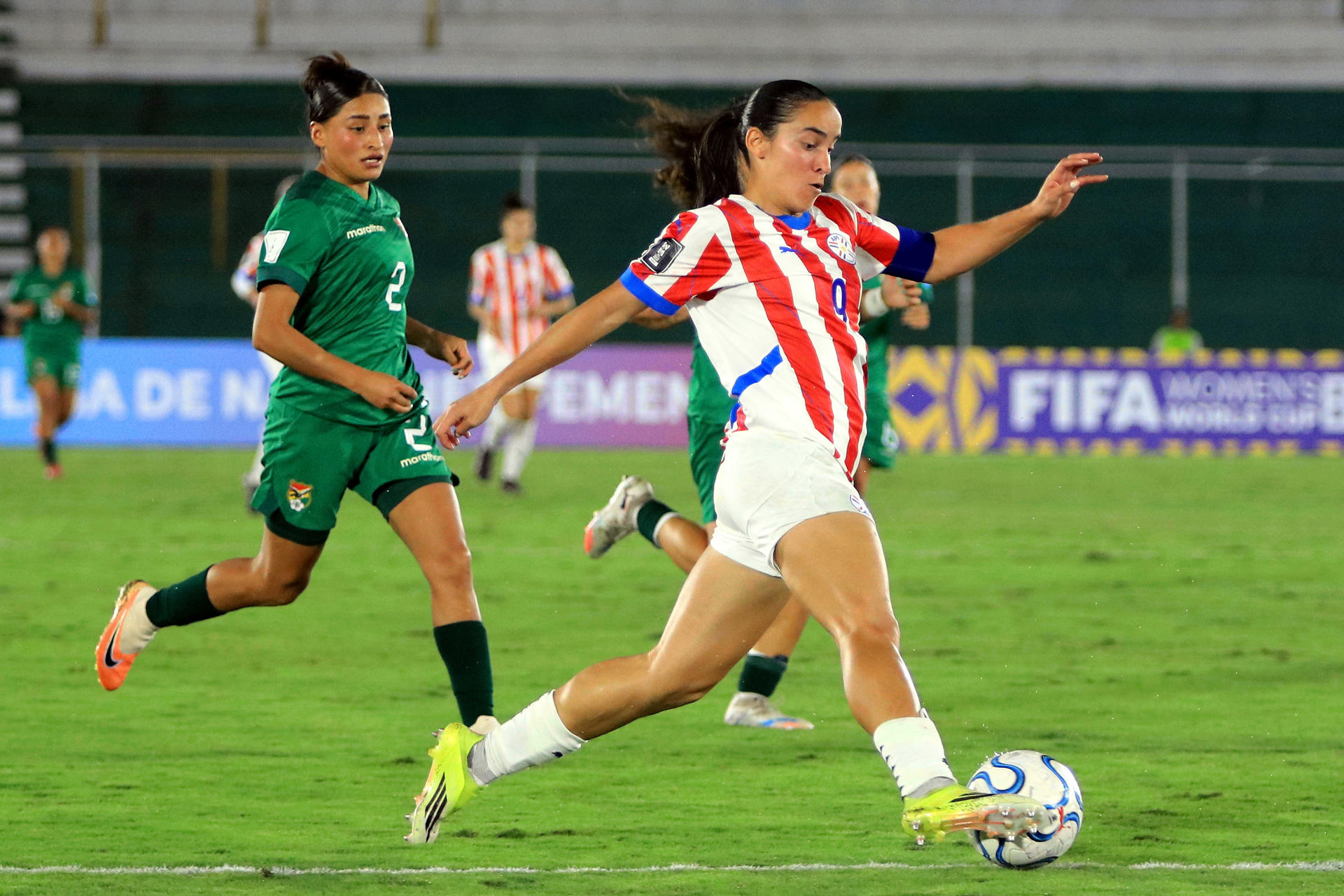 Lice Chamorro (d), de Paraguay, disputa el balón con Karen Rodríguez, de Bolivia, en un partido de la Liga de Naciones entre Bolivia y Paraguay en el estadio Ramón Tahuichi Aguilera Costas, en Santa Cruz (Bolivia). EFE/ Juan Carlos Torrejón
