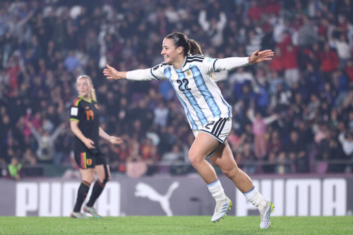 Mercedes Diz, de Argentina, celebra un gol en un partido de la Liga de Naciones entre Argentina y Perú en el estadio Ciudad de Lanús (Argentina). EFE/ Juan Ignacio Roncoroni
