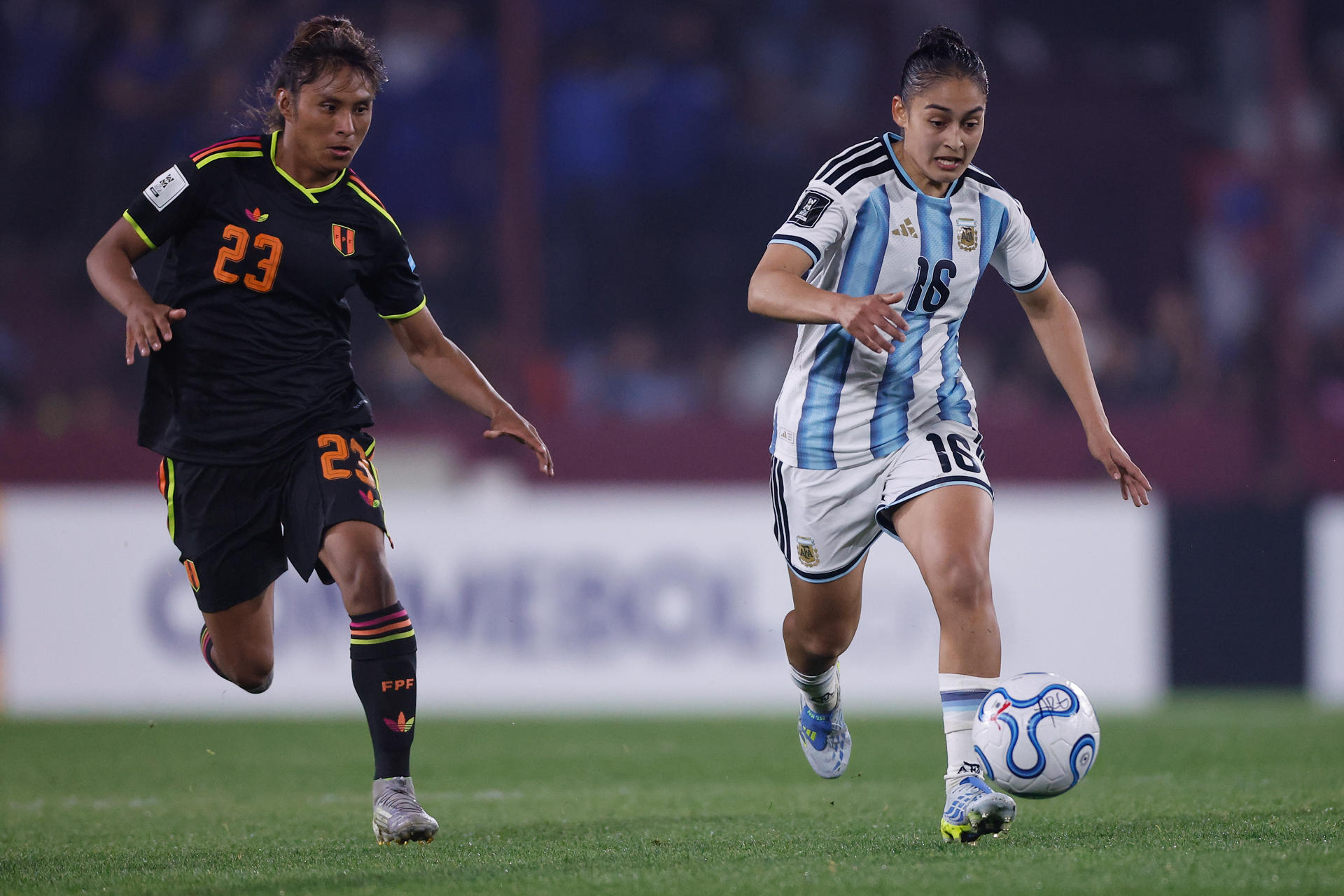 Sofía Domínguez (d), de Argentina, disputa un balón con Raquel Bilcape, de Perú, en un partido de la Liga de Naciones entre Argentina y Perú en el estadio Ciudad de Lanús (Argentina). EFE/ Juan Ignacio Roncoroni
