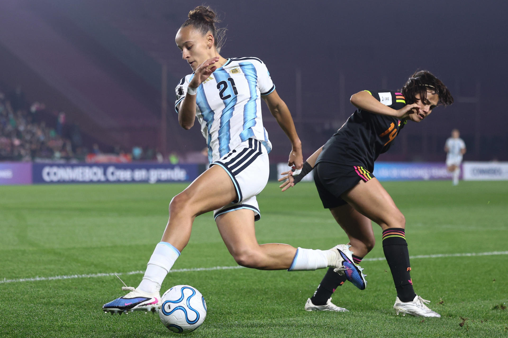 Paulina Gramaglia (i), de Argentina, disputa un balón con Mía León, de Perú, en un partido de la Liga de Naciones entre Argentina y Perú en el estadio Ciudad de Lanús (Argentina). EFE/ Juan Ignacio Roncoroni

