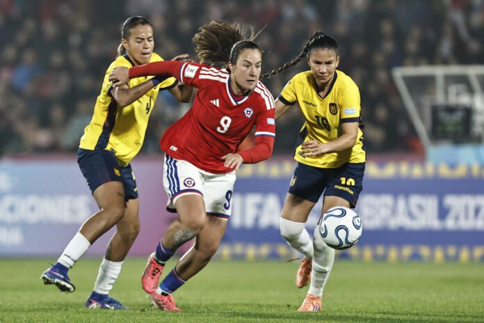 Sonya Keefe (c), de Chile, disputa un balón con Justine Cuadra (i) y Ligia Moreira, de Ecuador, en un partido de la Liga de Naciones entre Chile y Ecuador en el estadio Nacional en Santiago (Chile). EFE/ Osvaldo Villarroel
