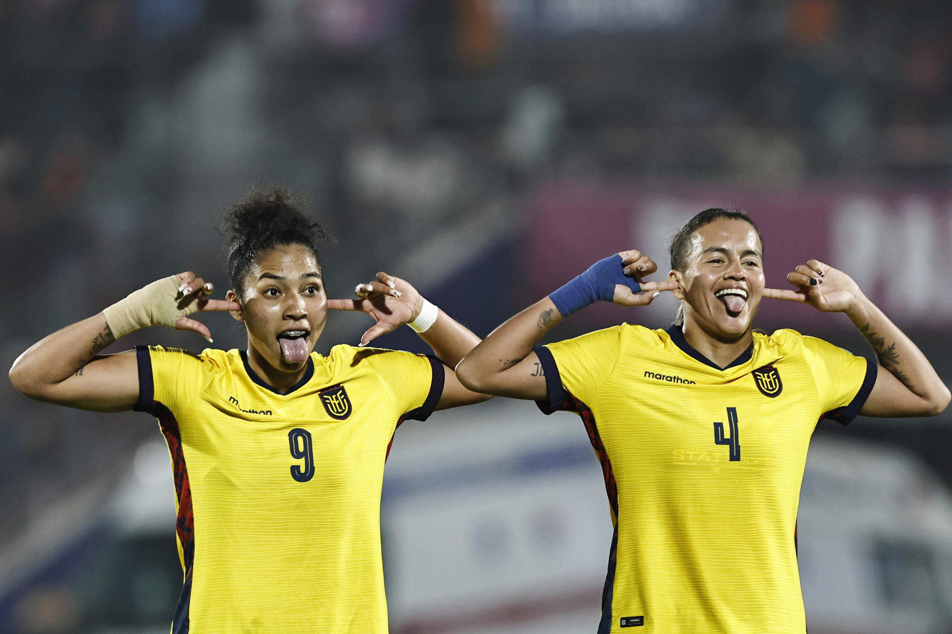 Justine Cuadra (d) y Nayely Bolaños, de Ecuador, celebran un gol en un partido de la Liga de Naciones entre Chile y Ecuador en el estadio Nacional en Santiago (Chile). EFE/ Osvaldo Villarroel
