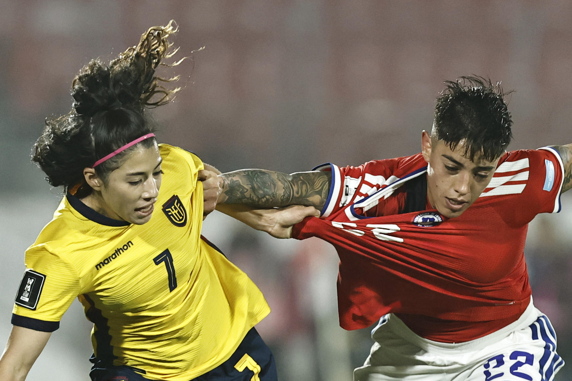 Valentina Díaz (d), de Chile, disputa un balón con Emily Arias, de Ecuador, en un partido de la Liga de Naciones entre Chile y Ecuador en el estadio Nacional en Santiago (Chile). EFE/ Osvaldo Villarroel
