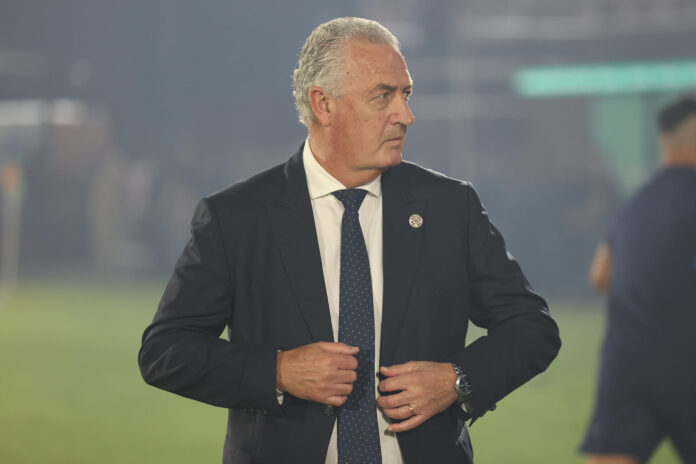 El entrenador de Paraguay, Gustavo Alfaro, reacciona en un partido amistoso entre Paraguay y Nicaragua previo a la Copa Mundial de Fútbol 2026 en el estadio Defensores del Chaco en Asunción (Paraguay). EFE/ Juan Pablo Pino

