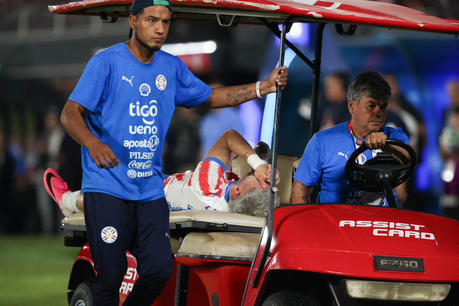 Julio Enciso (c), de Paraguay, se lamenta en la camilla tras salir lesionado en un partido amistoso entre Paraguay y Nicaragua previo a la Copa Mundial de Fútbol 2026 en el estadio Defensores del Chaco en Asunción (Paraguay). EFE/ Juan Pablo Pino
