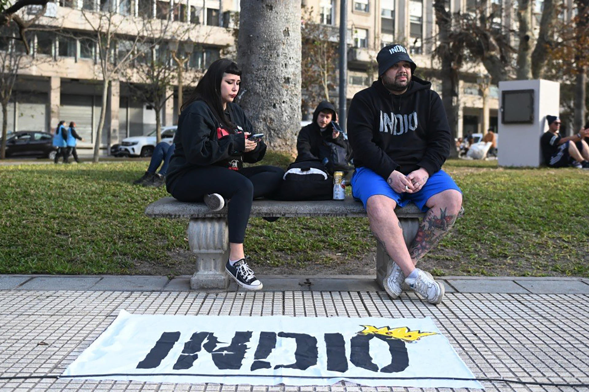 Seguidores del cantante argentino Carlos Alberto 'Indio' Solari asisten a una "misa ricotera" en homenaje tras su fallecimiento en Plaza de Mayo en Buenos Aires (Argentina). EFE/ Nehuen Rovediello
