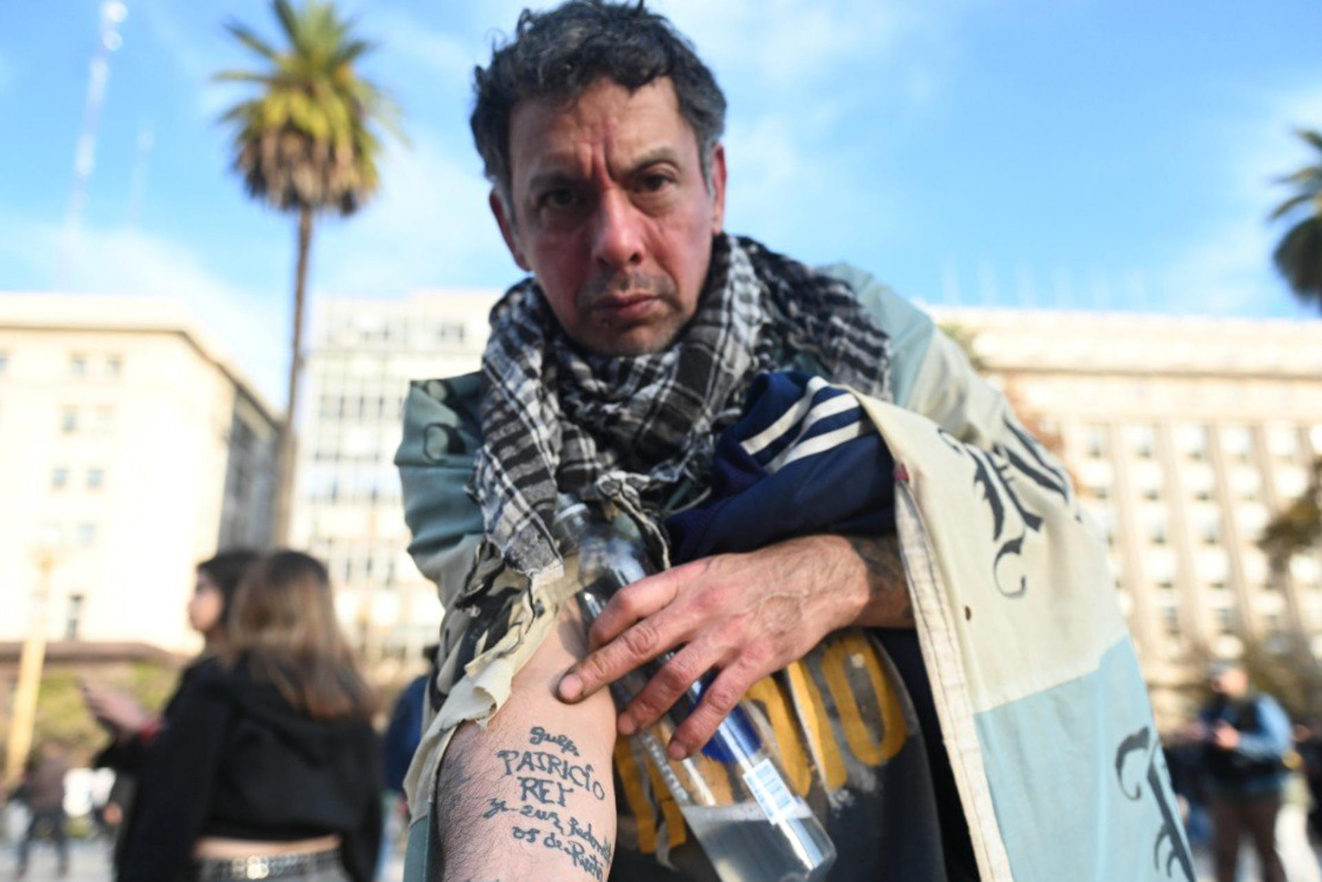 Un seguidor del cantante argentino Carlos Alberto 'Indio' Solari muestra un tatuaje durante una "misa ricotera" en homenaje tras su fallecimiento, en Plaza de Mayo en Buenos Aires (Argentina). EFE/ Nehuen Rovediello
