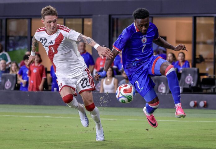 Oliver Sonne, de Perú (i) disputa el balón con Derrick Etienne Jr., de Haití, durante el partido amistoso internacional de fútbol entre Haití y Perú en Miami, Florida (EE.UU.). EFE/CRISTOBAL HERRERA-ULASHKEVICH
