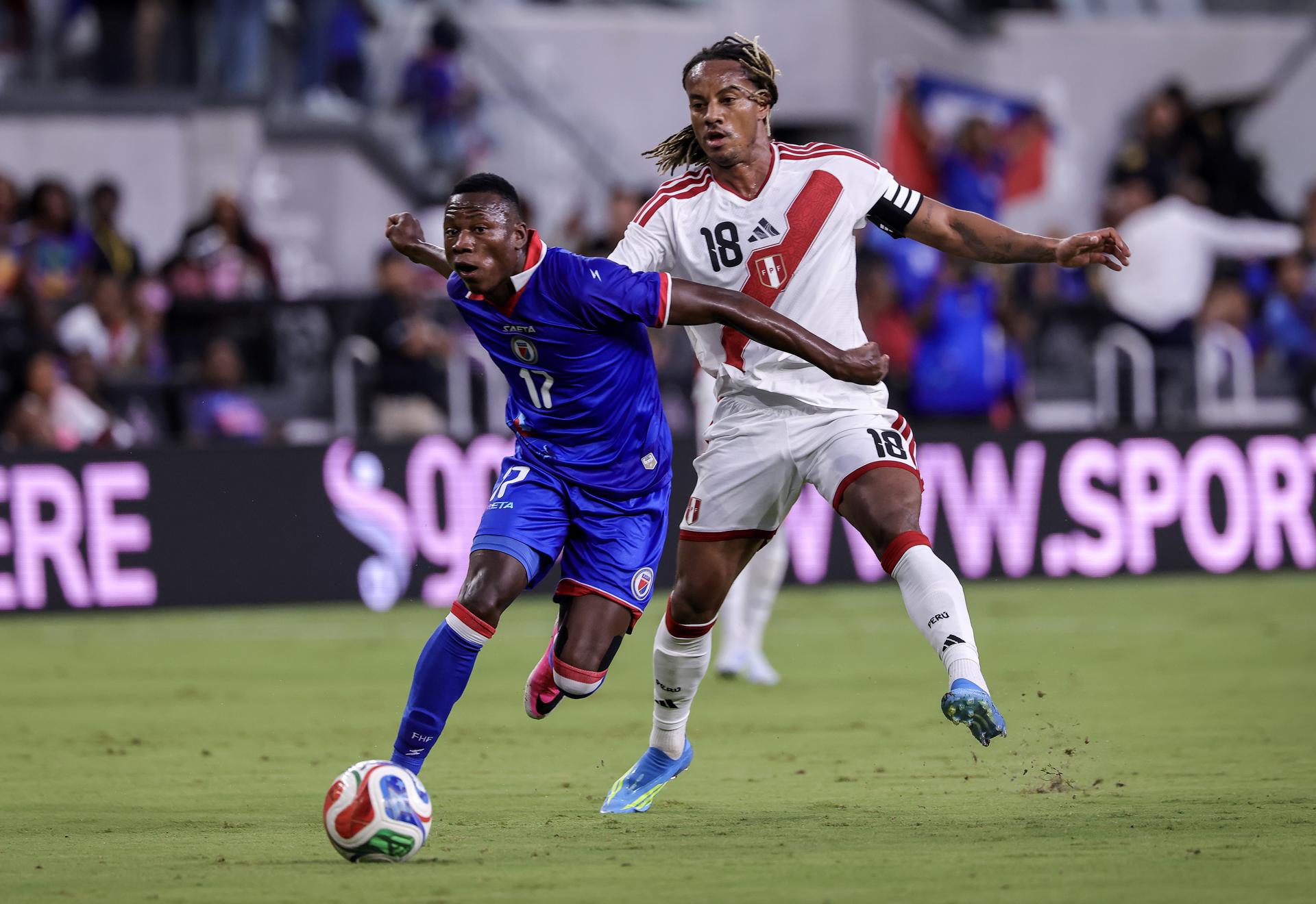 Danley Jean Jacques (i), de Haití, disputa el balón con André Carrillo, de Perú, durante el partido amistoso internacional de fútbol entre Haití y Perú en Miami, Florida (EE.UU.). EFE/CRISTOBAL HERRERA-ULASHKEVICH
