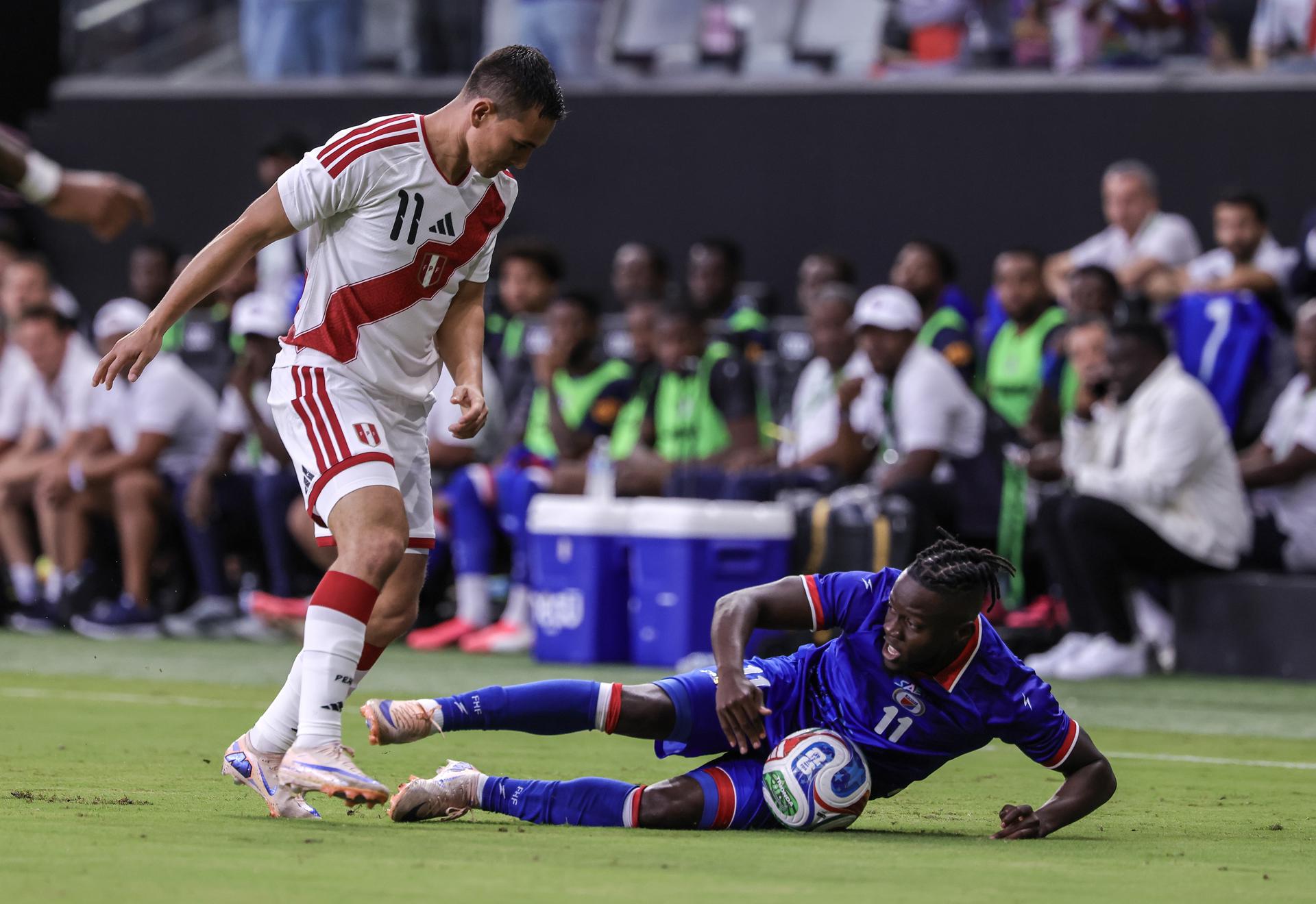 Jairo Vélez (i), de Perú, disputa el balón con Louicius Deedson, de Haití, durante el partido amistoso de fútbol internacional entre Haití y Perú en Miami, Florida (EE.UU.). EFE/CRISTOBAL HERRERA-ULASHKEVICH
