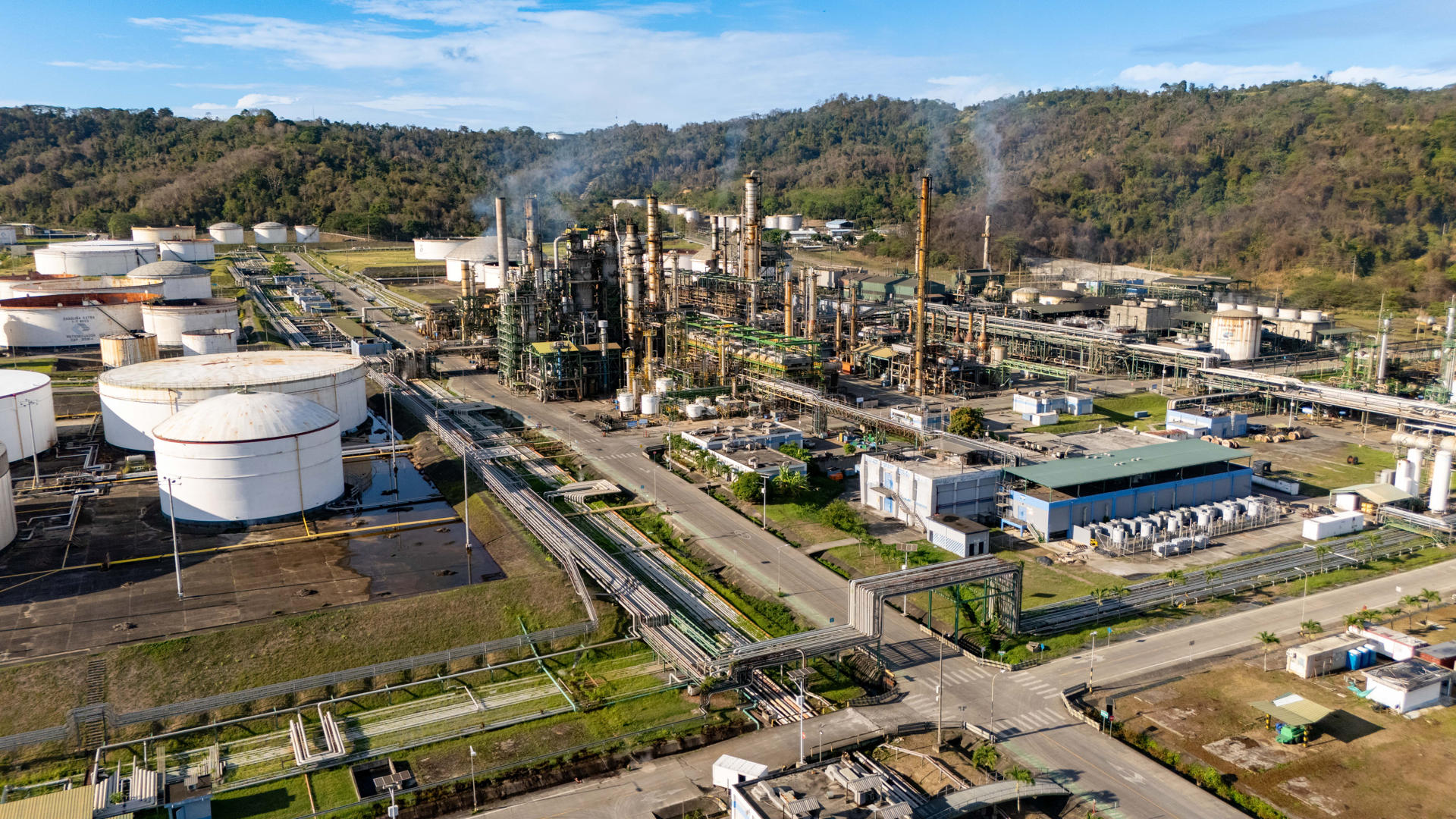 Fotografía cedida por Petroecuador que muestra una panorámica de la Refinería de Esmeraldas en Esmeraldas (Ecuador). EFE/ Petroecuador
