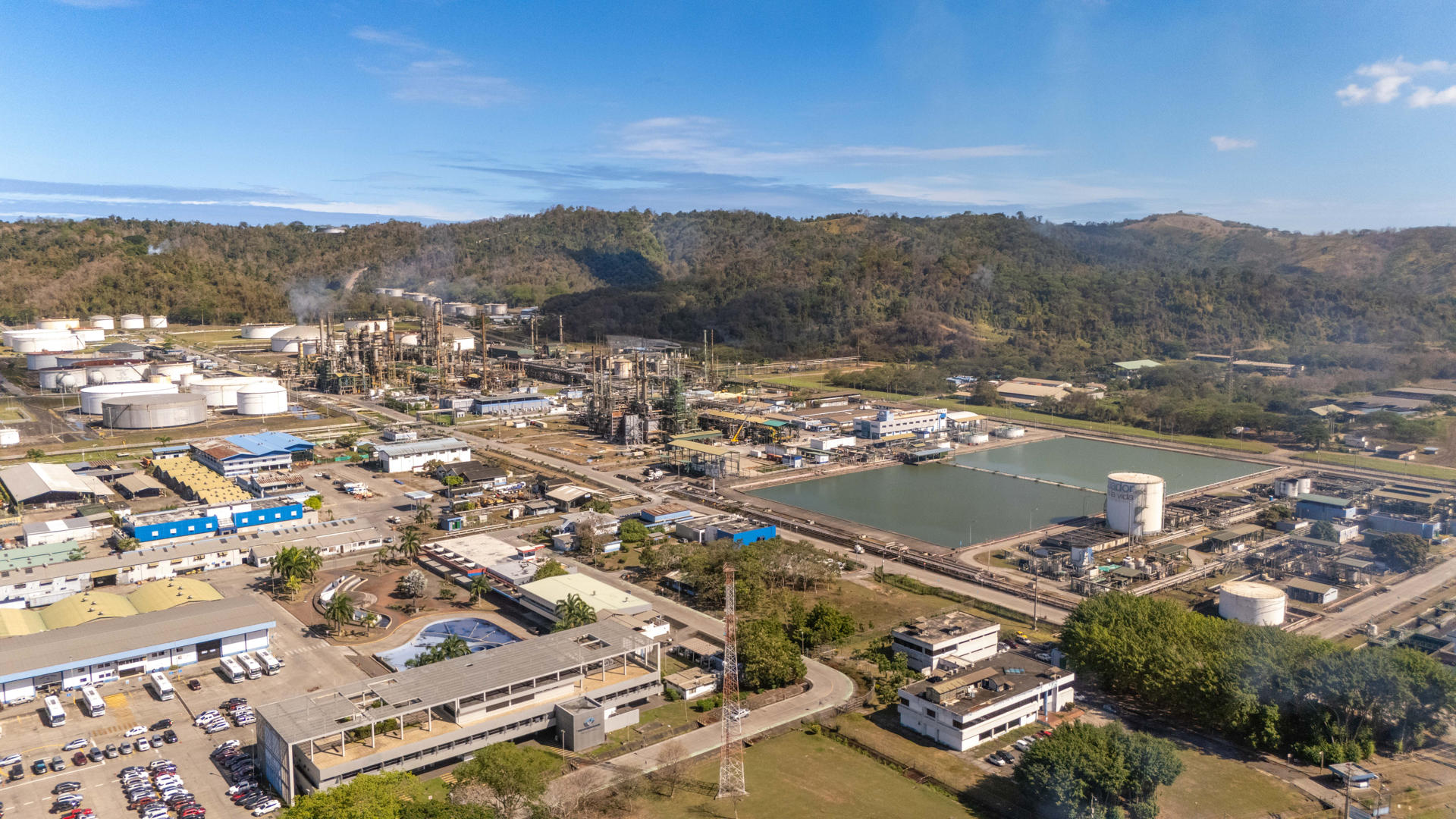 Fotografía cedida por Petroecuador que muestra una panorámica de la Refinería de Esmeraldas en Esmeraldas (Ecuador). EFE/ Petroecuador
