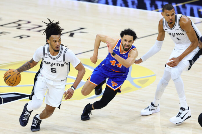Stephon Castle (i), de los Spurs, disputa el balón con Landry Shamet, de los Knicks, en el segundo partido de las finales de la NBA entre los San Antonio Spurs y los New York Knicks en el estadio Frost Bank Center en San Antonio (EE.UU.). EFE/ Carlos Ramírez
