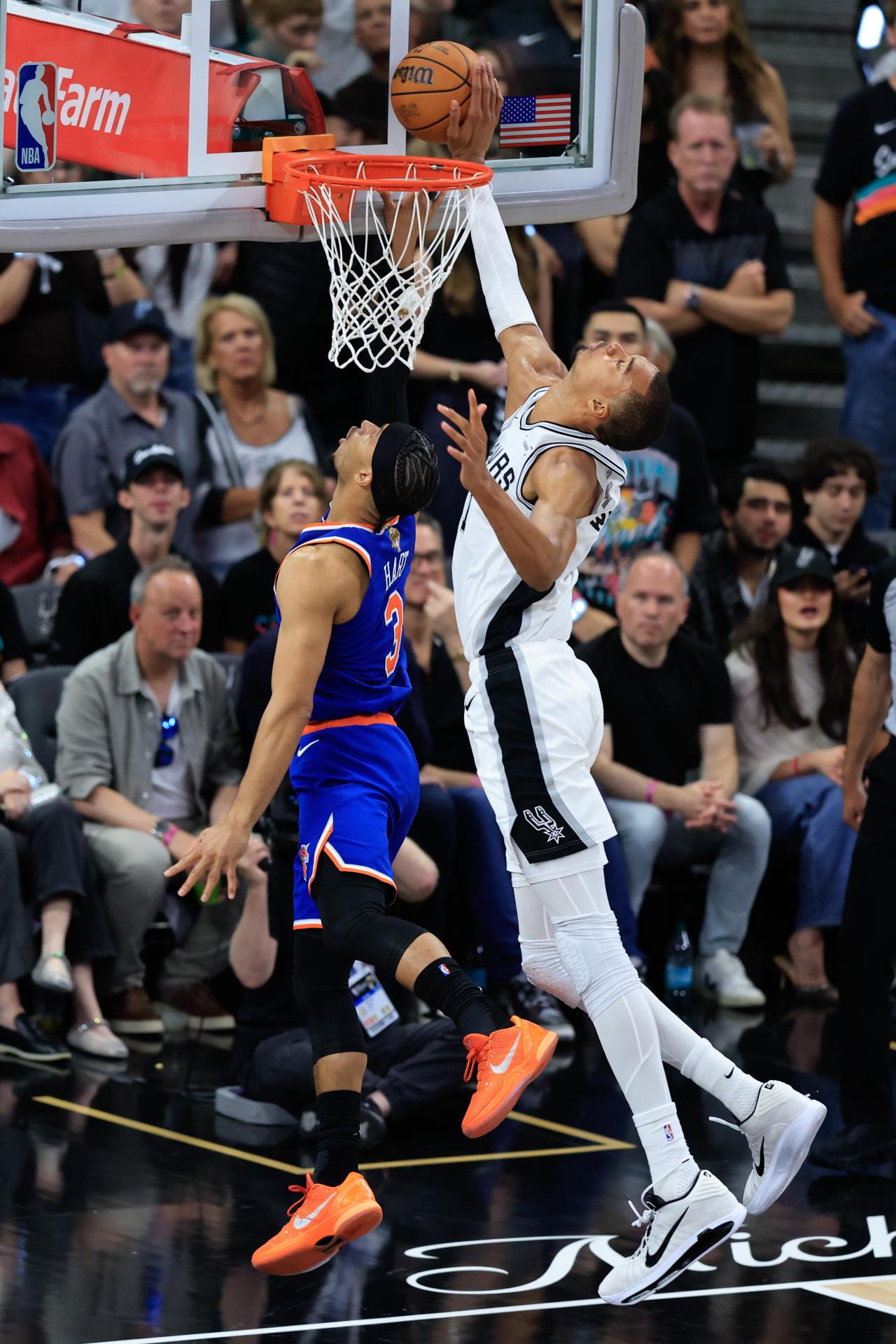 El alero de los San Antonio Spurs Victor Wembanyama (d) bloquea un tiro del base de los New York Knicks Josh Hart (i) durante el segundo partido de las Finales de la NBA entre los San Antonio Spurs y los New York Knicks en San Antonio, Texas (EE.UU.). EFE/ADAM DAVIS PROHIBIDO SU USO EN SHUTTERSTOCK
