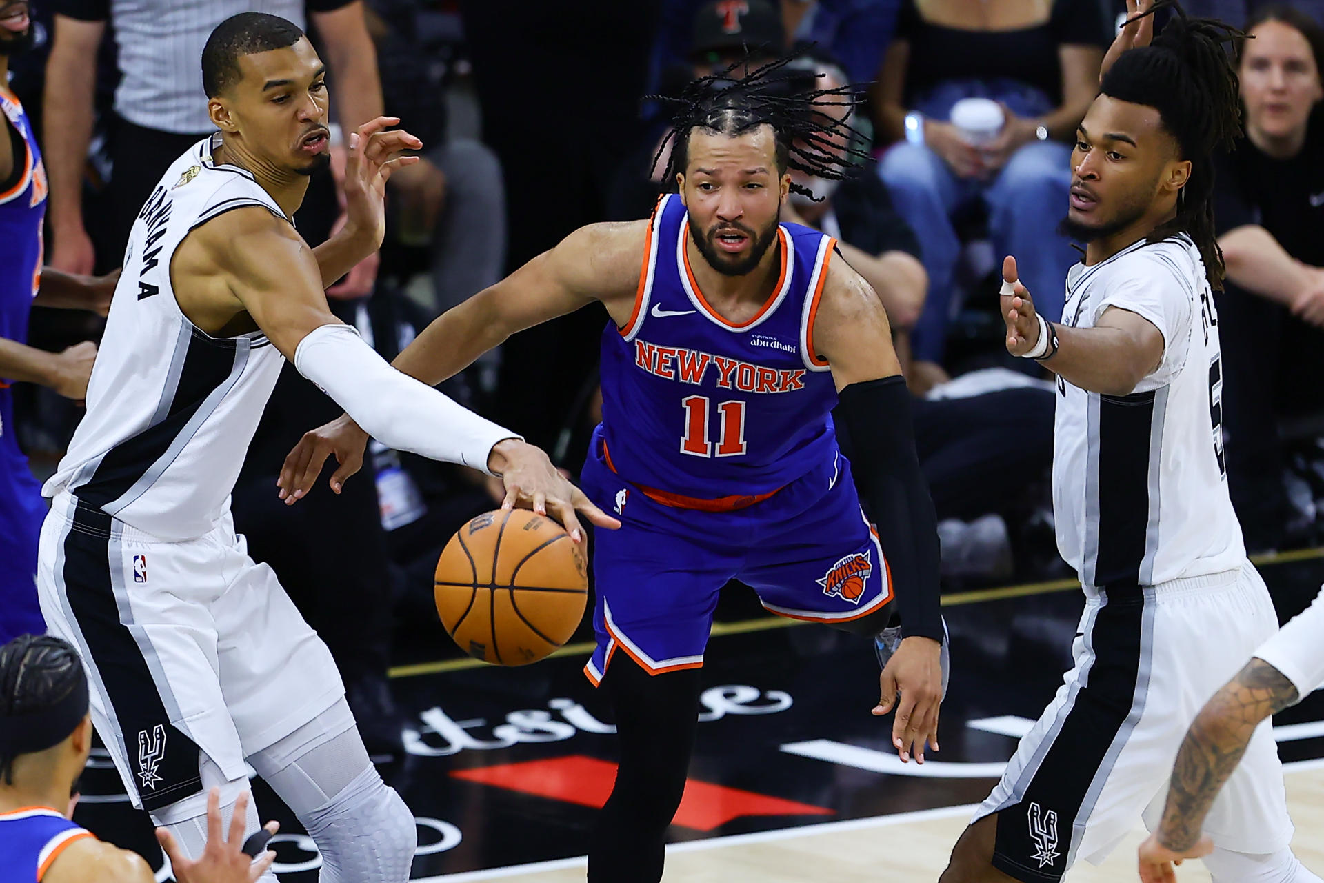 Jalen Brunson (c), de los Knicks, disputa el balón en el segundo partido de las finales de la NBA entre San Antonio Spurs y New York Knicks en el estadio Frost Bank Center en San Antonio (Estados Unidos). EFE/ Carlos Ramírez
