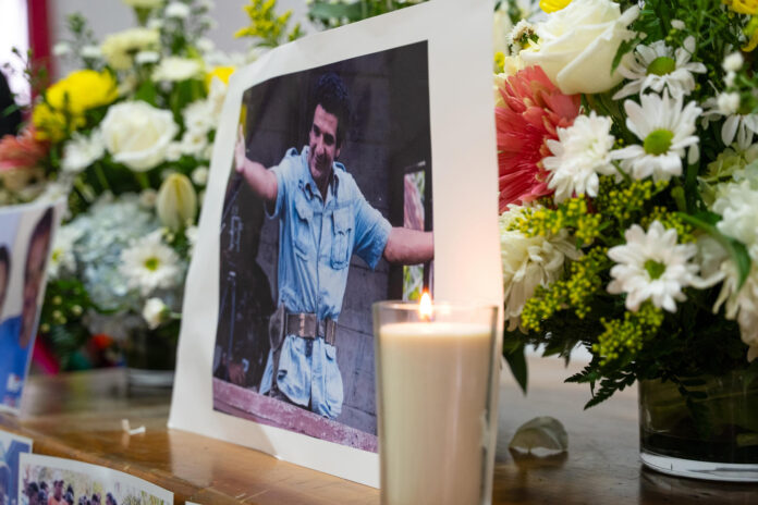 Fotografía que muestra un altar con una imagen del líder indígena, Brooklyn Rivera, durante un homenaje en San José (Costa Rica). EFE/ STR
