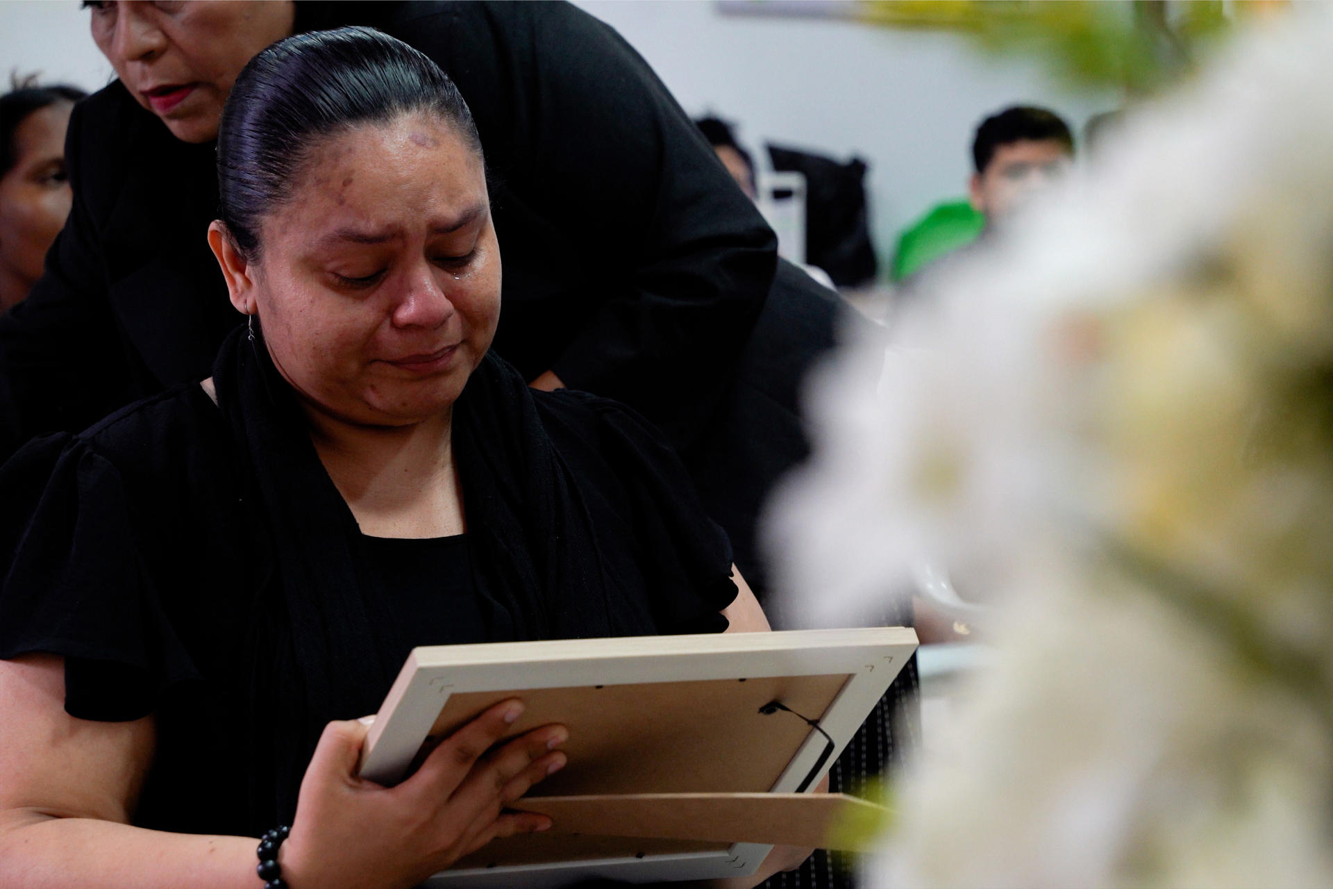 La hija del líder indígena nicaragüense, Brooklyn Rivera, sostiene un retrato durante un homenaje hecho a su padre en San José (Costa Rica). EFE/ STR
