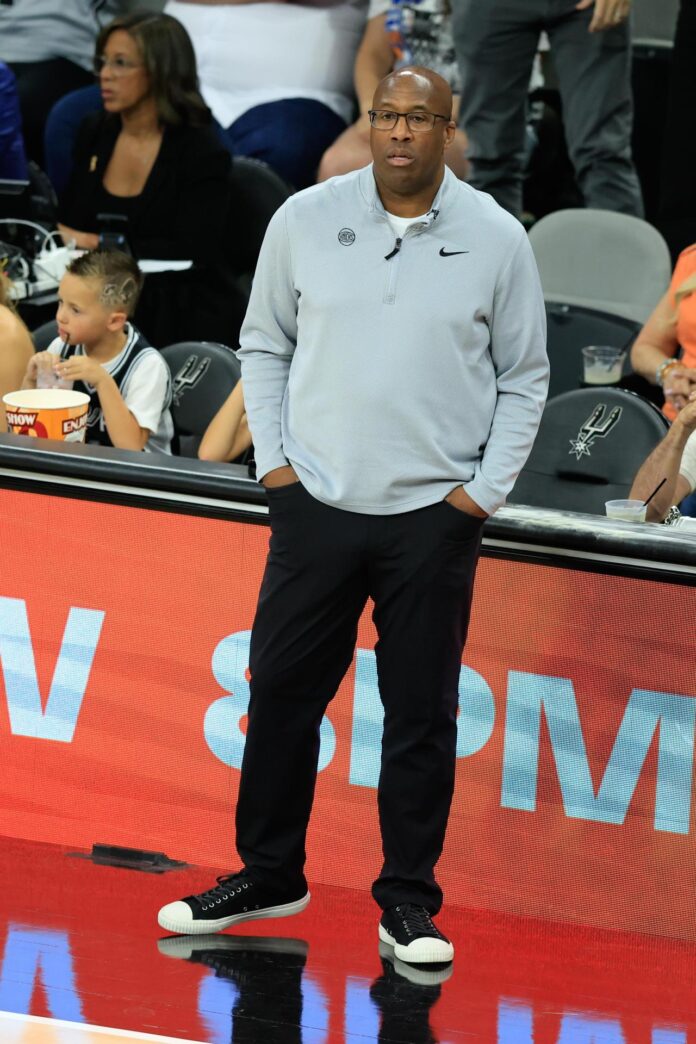 El entrenador de los New York Knicks, Mike Brown, observa durante el segundo partido de las Finales de la NBA entre los San Antonio Spurs y los New York Knicks en San Antonio, Texas (EE.UU.). EFE/ADAM DAVIS PROHIBIDO SU USO EN SHUTTERSTOCK
