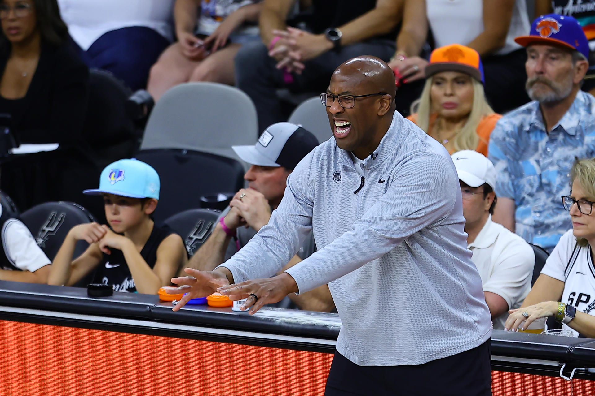 El entrenador de los New York Knicks, Mike Brown, reacciona en el segundo partido de las finales de la NBA entre San Antonio Spurs y New York Knicks en el estadio Frost Bank Center en San Antonio (Estados Unidos). EFE/ Carlos Ramírez
