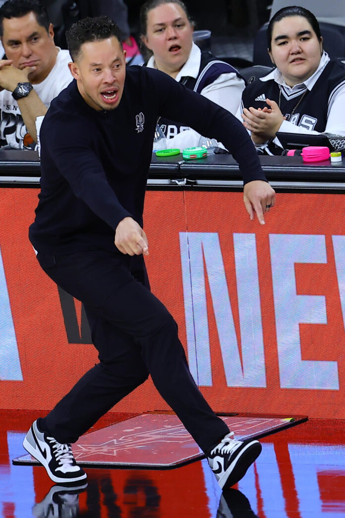 El entrenador de los Spurs, Mitch Johnson, reacciona durante el segundo partido de las finales de la NBA entre San Antonio Spurs y New York Knicks en el estadio Frost Bank Center en San Antonio (Estados Unidos). EFE/ Carlos Ramírez
