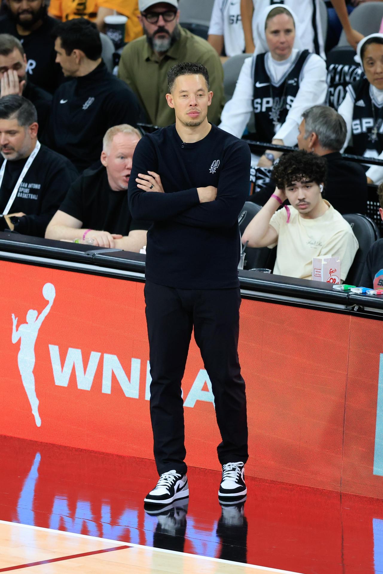El entrenador de los Spurs, Mitch Johnson, observa durante el segundo partido de las finales de la NBA entre San Antonio Spurs y New York Knicks en el estadio Frost Bank Center en San Antonio (Estados Unidos).EFE/ADAM DAVIS PROHIBIDO SU USO EN SHUTTERSTOCK
