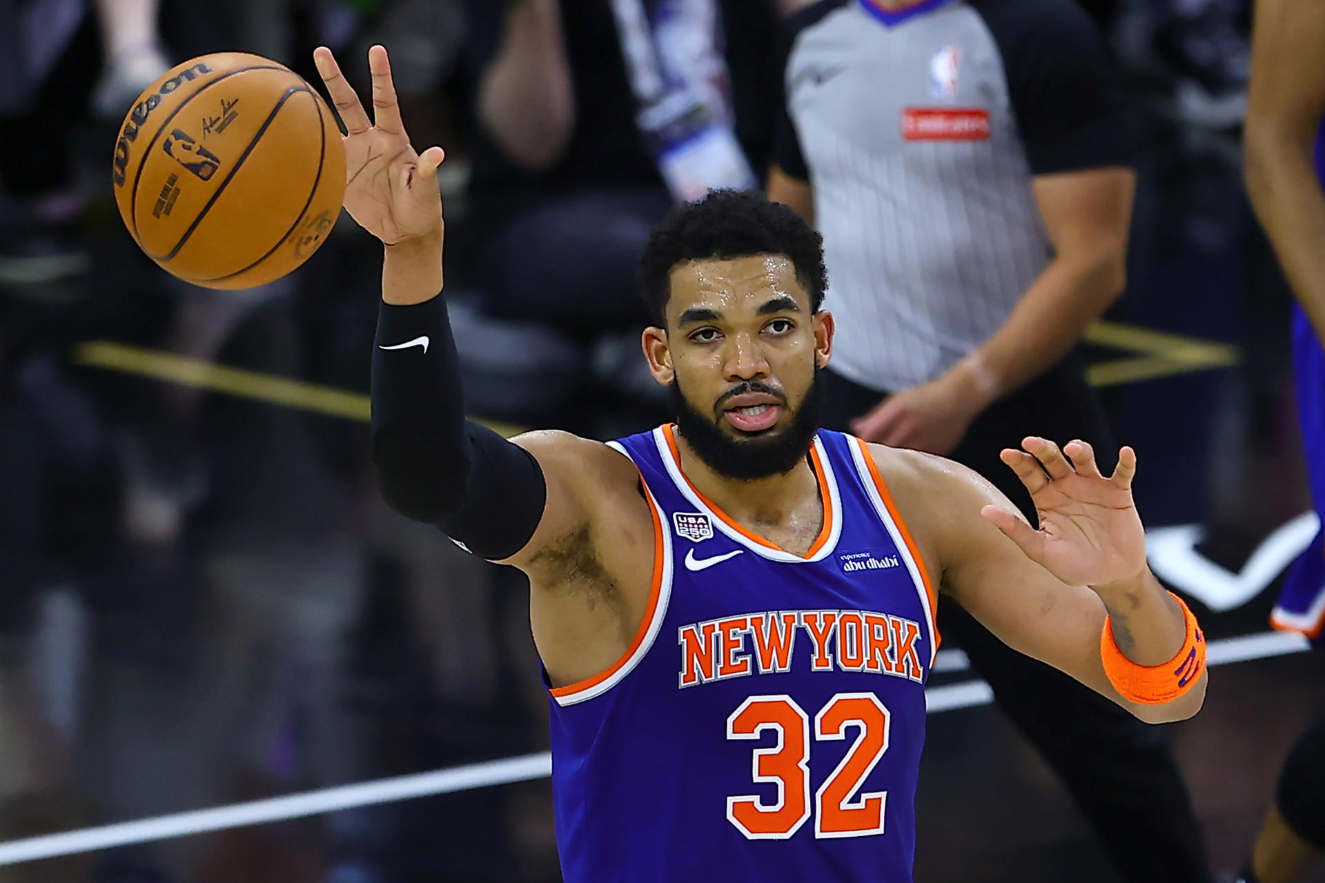 Karl-Anthony Towns, de los Knicks, lanza el balón en el segundo partido de las finales de la NBA entre San Antonio Spurs y New York Knicks en el estadio Frost Bank Center en San Antonio (Estados Unidos). EFE/ Carlos Ramírez
