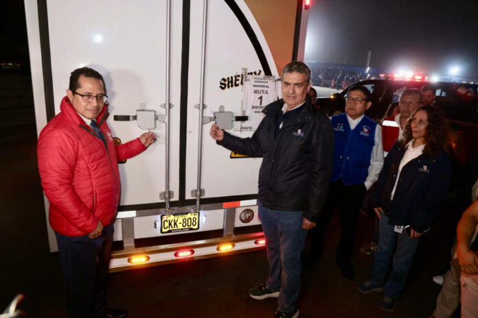 Fotografía cedida por la Oficina Nacional de Procesos Electorales (ONPE) que muestra al jefe interino de la ONPE, Bernardo Pachas (c), junto a funcionarios de la entidad posando durante el operativo de despliegue nacional para la distribución del material electoral destinado a la segunda vuelta de las elecciones presidenciales de Perú este viernes, en Lima (Perú). EFE/ ONPE
