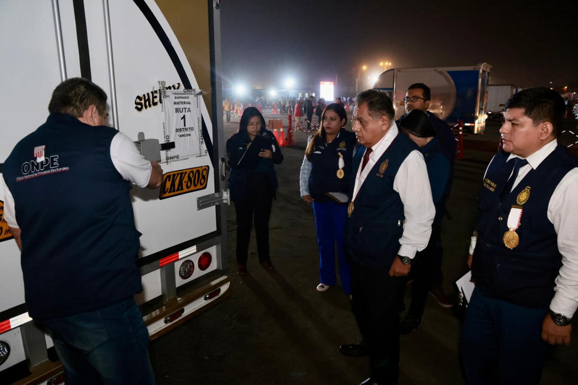Fotografía cedida por la Oficina Nacional de Procesos Electorales (ONPE) que muestra a funcionarios de ONPE durante el operativo de despliegue nacional para la distribución del material electoral destinado a la segunda vuelta de las elecciones presidenciales de Perú en Lima (Perú). EFE/ ONPE
