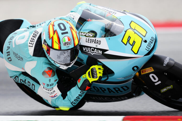 Fotografía de Alejandro García, en la que puede verse en una imagen de archivo del pasado 15 de mayo al piloto español de Moto3 Adrián Fernández. EFE
