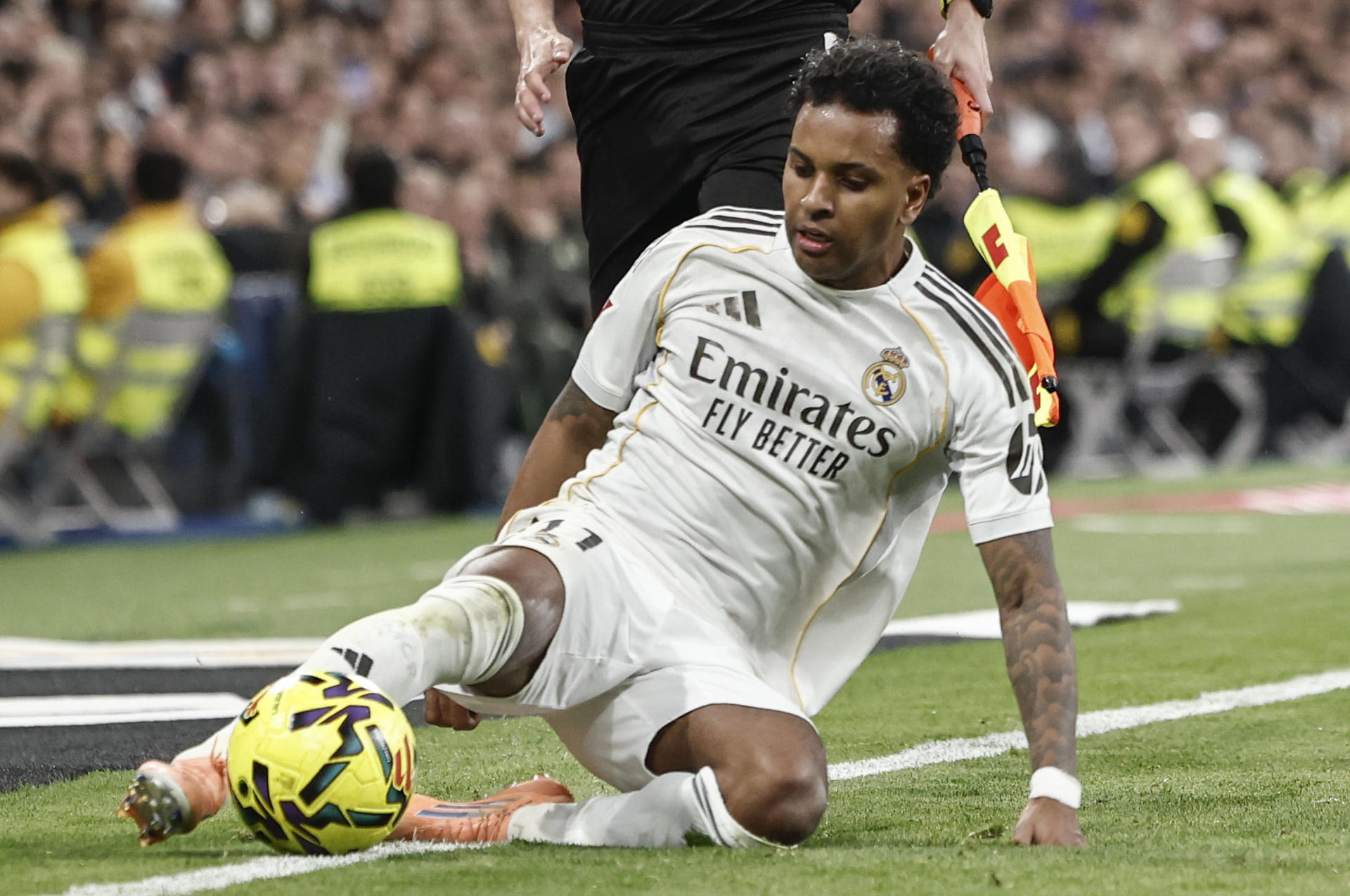 Fotografía de Sergio Pérez, en la que puede verse en una imagen de archivo del pasado 4 de enero al futbolista brasileño del Real Madrid Rodrygo Goes. EFE
