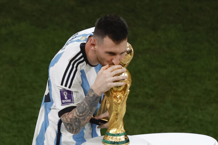 Fotografía de Alberto Estevez, en la que puede verse en una imagen de archivo del 18 de diciembre de 2022 al futbolista argentino Lionel Messi besando el trofeo tras ganar el Mundial de Catar 2022. EFE
