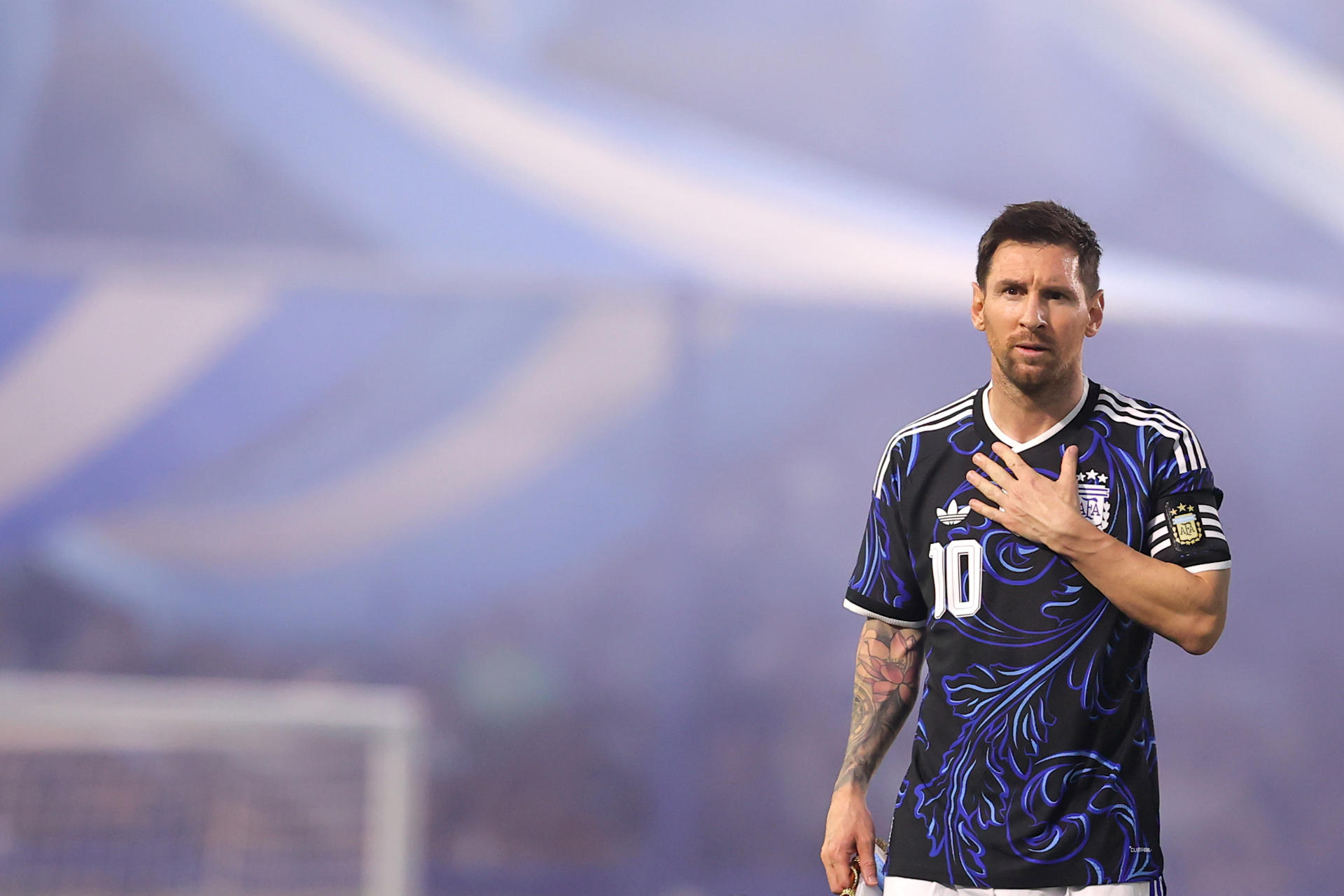 Fotografía de Juan Ignacio Roncoroni, en la que puede verse en una imagen de archivo del pasado 31 de marzo al futbolista argentino Lionel Messi, en los prolegómenos de un partido con su selección. EFE
