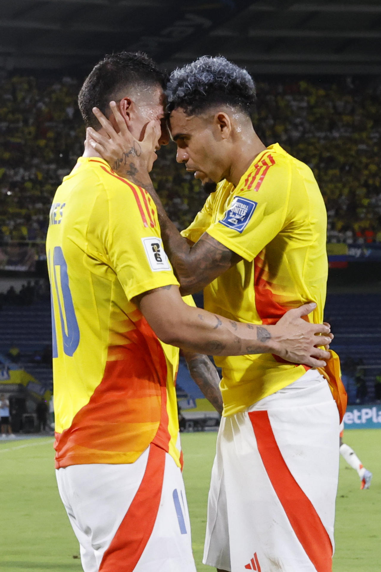Fotografía de Mauricio Dueñas Castañeda, en la que puede verse en una imagen de archivo del 4 de septiembre de 2025 al futbolista colombiano Luis Díaz (d). EFE
