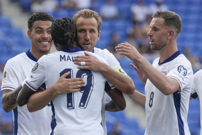 Fotografía de Enric Fontcuberta, en la que puede verse en una imagen de archivo del 7 de junio de 2025 al delantero de Inglaterra Harry Kane (c). EFE
