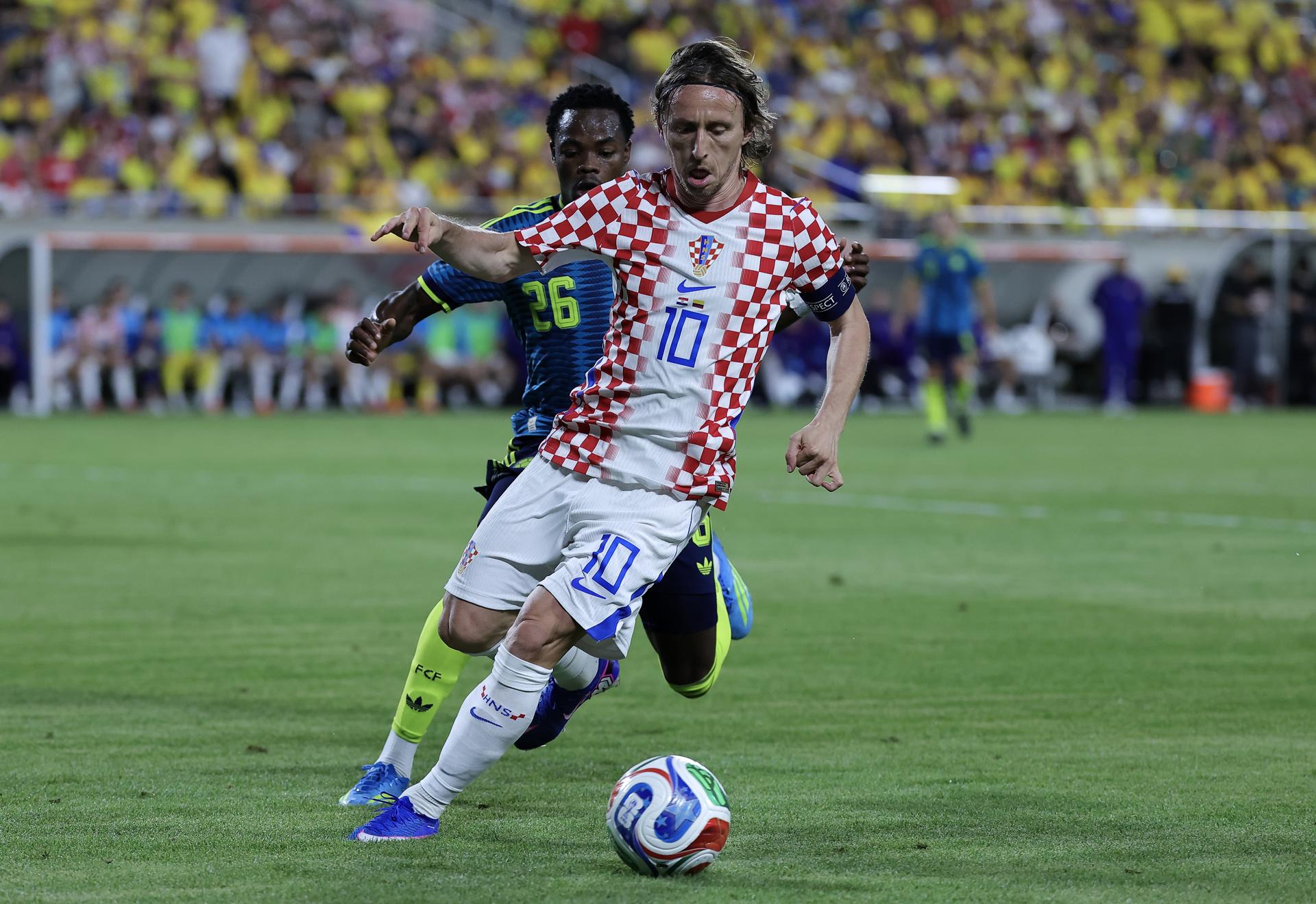 Fotografía de Cristobal Herrera-Ulashkevich, en la que puede verse en una imagen de archivo del pasado 27 de marzo al internacional croata Luka Modric (d) , durante un partido. EFE

