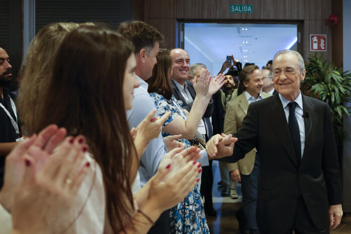 Florentino Pérez, presidente en funciones del Real Madrid y candidato a la reelección, a su llegada este sábado al acto de cierre de campaña de su candidatura. EFE/Javier Lizón
