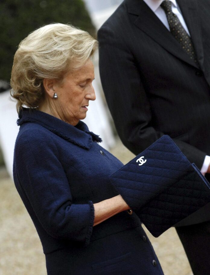 Imagen de Archivo de Bernadette Chirac frente al Palacio Elíseo en París, el 17 de enero de 2007.
EFE/Dirk Waem
