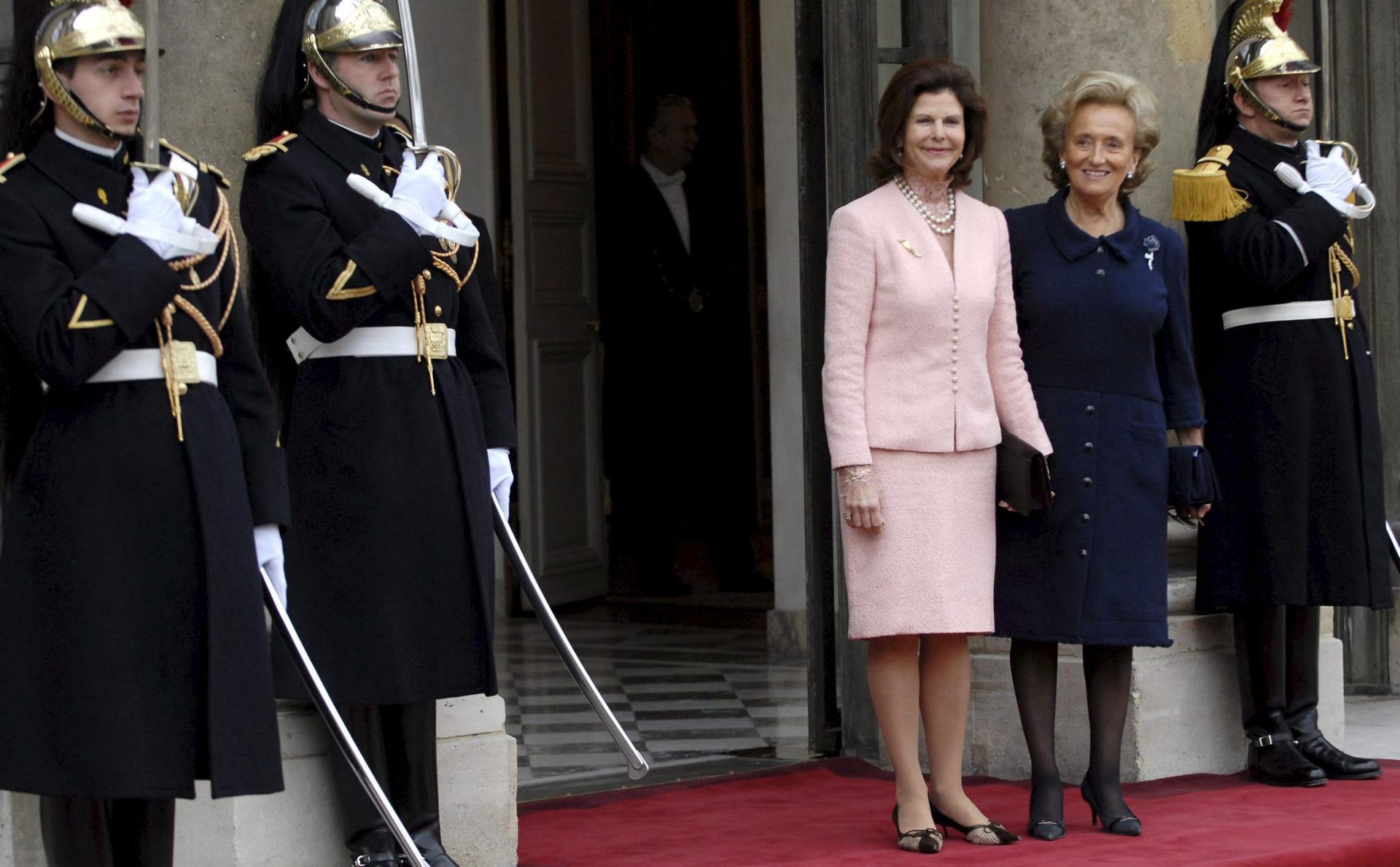 Bernadette Chirac (d), da la bienvenida a la reina Silvia de Suecia, a su llegada al Palacio Elíseo en París el 17 de enero de 2007. EFE/Dirk Waem

