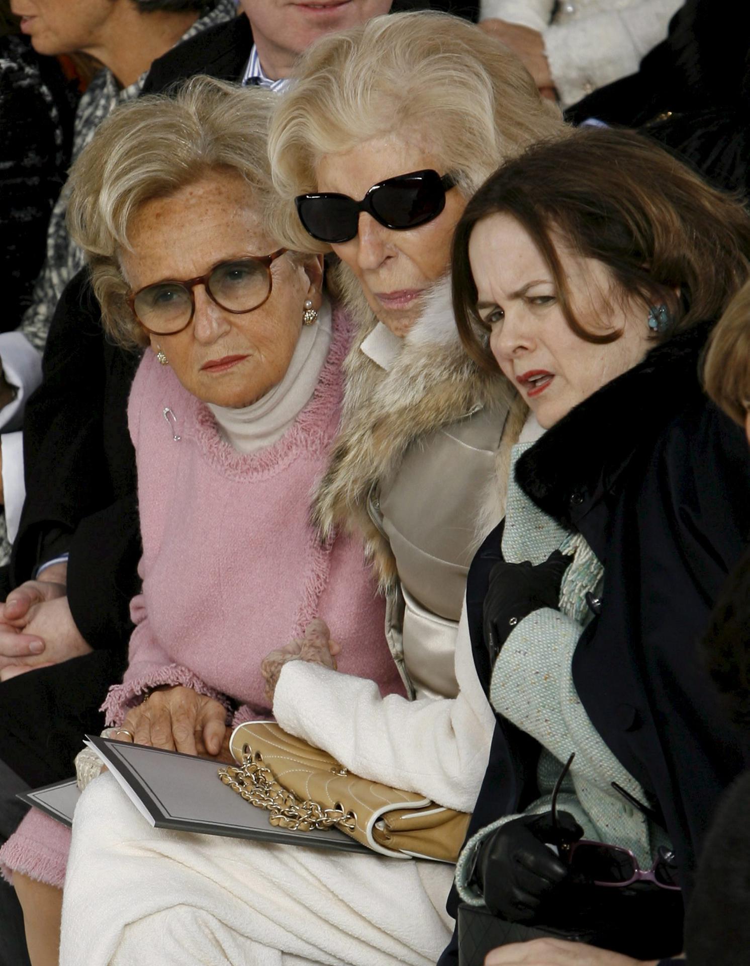 Bernadette Chirac (izq) asiste al desfile del alemán Karl Lagerfeld para la casa Chanel, durante el desfile de alta costura primavera-verano 2007 en París 23 de enero de 2007. EFE / Jean-Chsritophe Marmara / LE FIGAR PROHIBIDO SU USO EN FRANCIA. PROHIBIDO SU USO POR SIPA
