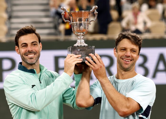 El tenista español Marcel Granollers (i) y el argentino Horacio Zeballos (d) celebran su triunfo en la final de dobles de Roland Garros, este sábado. EFE/ YOAN VALAT
