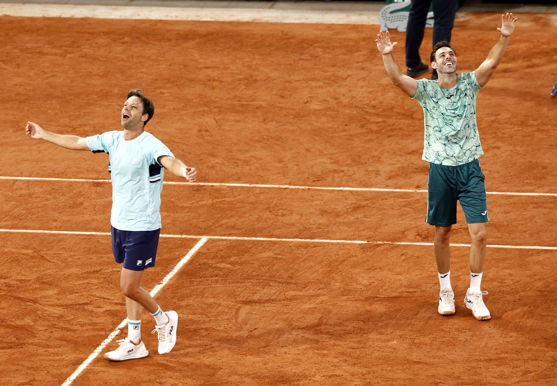 El tenista español Marcel Granollers (d) y el argentino Horacio Zeballos (i) celebran su triunfo en la final de dobles de Roland Garros, este sábado. EFE/ YOAN VALAT

