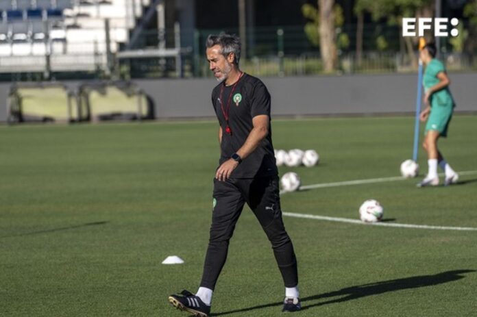 El seleccionador de fútbol femenino de Marruecos, el español Jorge Vilda, durante un entrenamiento de su equipo este viernes. EFE/JALAL MORCHIDI
