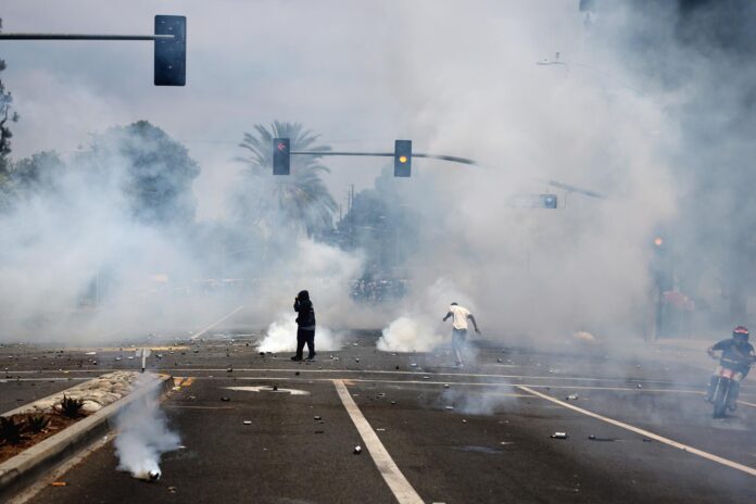 Manifestantes corren a través del gas lacrimógeno lanzado por agentes federales cerca de un Home Depot después de que el Servicio de Inmigración y Control de Aduanas (ICE) realizara una redada en Paramount, California, EE. UU., el 07 de junio de 2025. EFE/EPA/ALLISON DINNER
 
//////////
 
PARAMOUNT (United States), 08/06/2025.- Protesters run through tear gas fired by federal agents near a Home Depot after a raid was conducted by Immigration and Customs Enforcement (ICE) in Paramount, California, USA, 07 June 2025. This comes the day after federal immigration authorities arrested more than 40 people across Los Angeles, as protesters gathered outside a federal detention center. (Protestas) EFE/EPA/ALLISON DINNER
