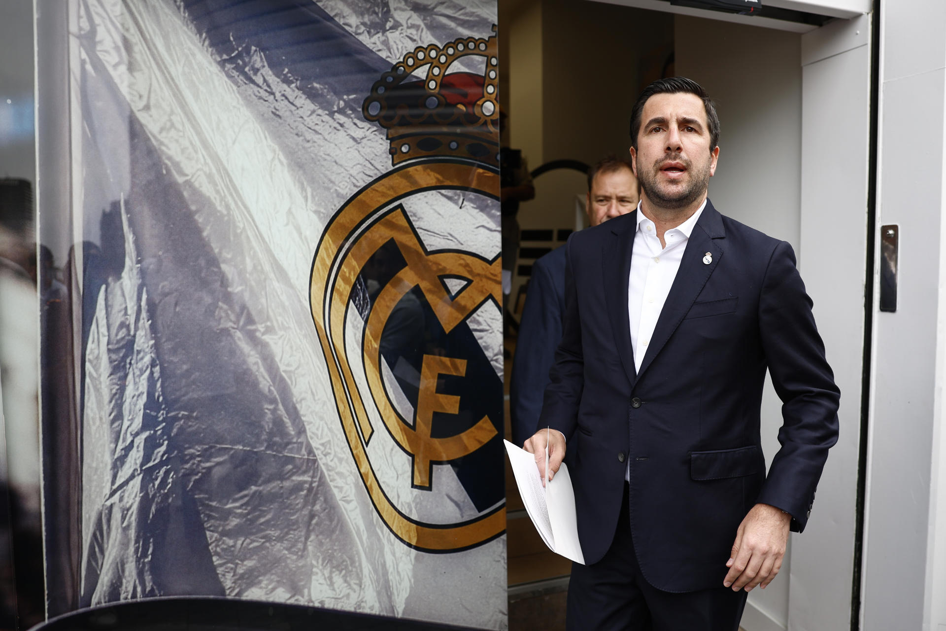 Enrique Riquelme, candidato a la presidencia del Real Madrid, durante la rueda d prensa que ofreció este sábado en su sede electoral en Madrid. EFE/Rodrigo Jiménez
